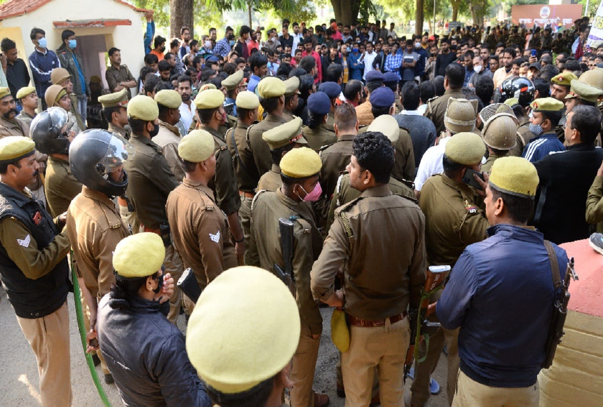 Allahabad University: Condition of 24 students on fast against fine worsens, angry colleagues lock main gate
