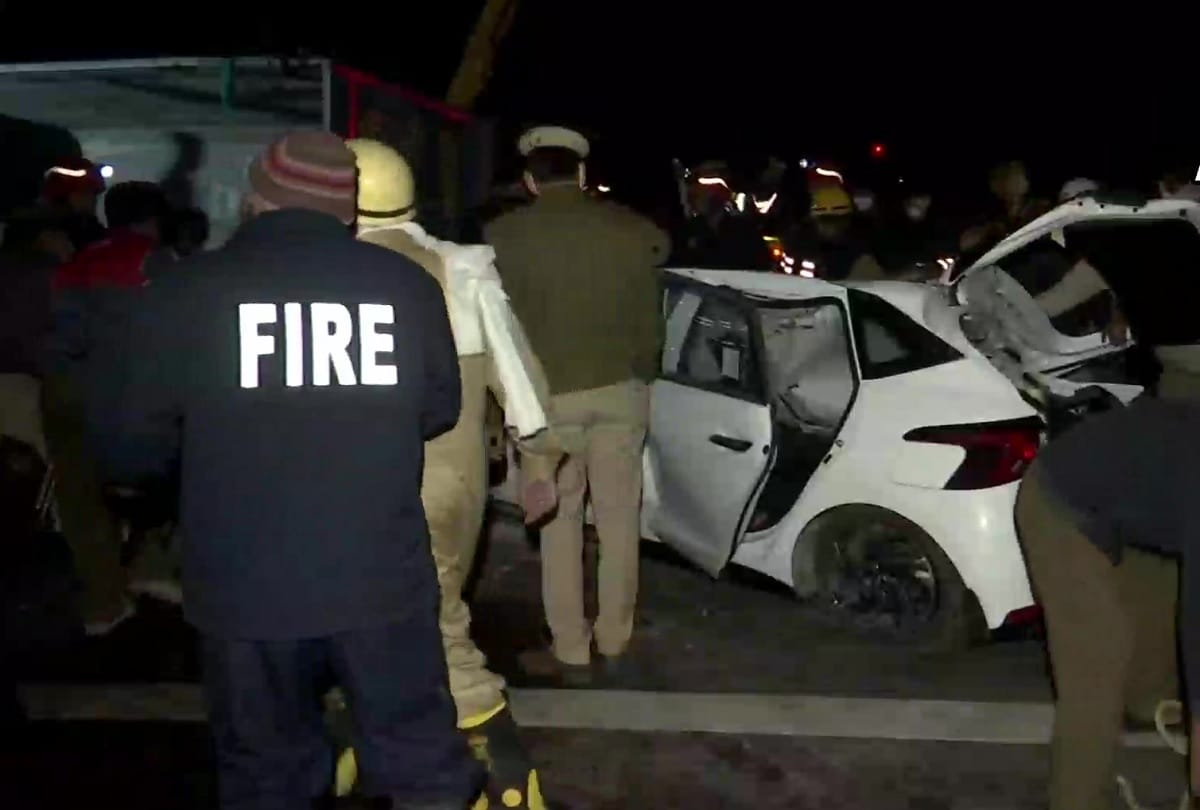 Road Accident In Delhi Explosion due to valve release of CNG cylinder