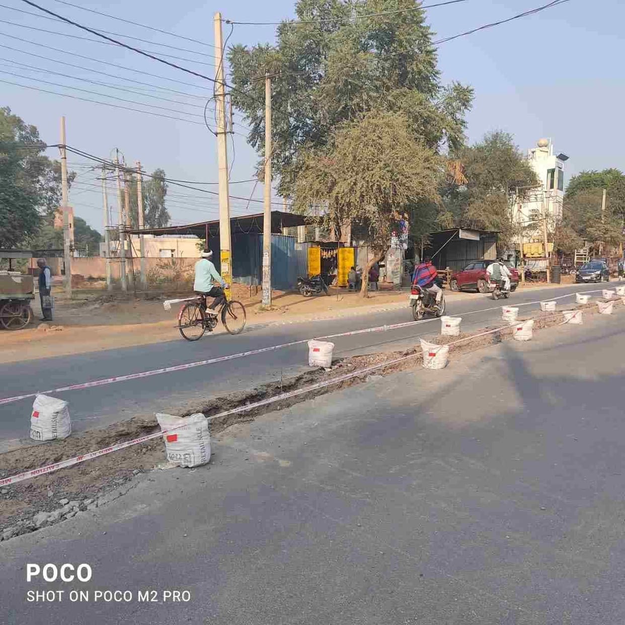 Anger among people for not giving way in the divider being built from Kanina Chowk to Uninda village