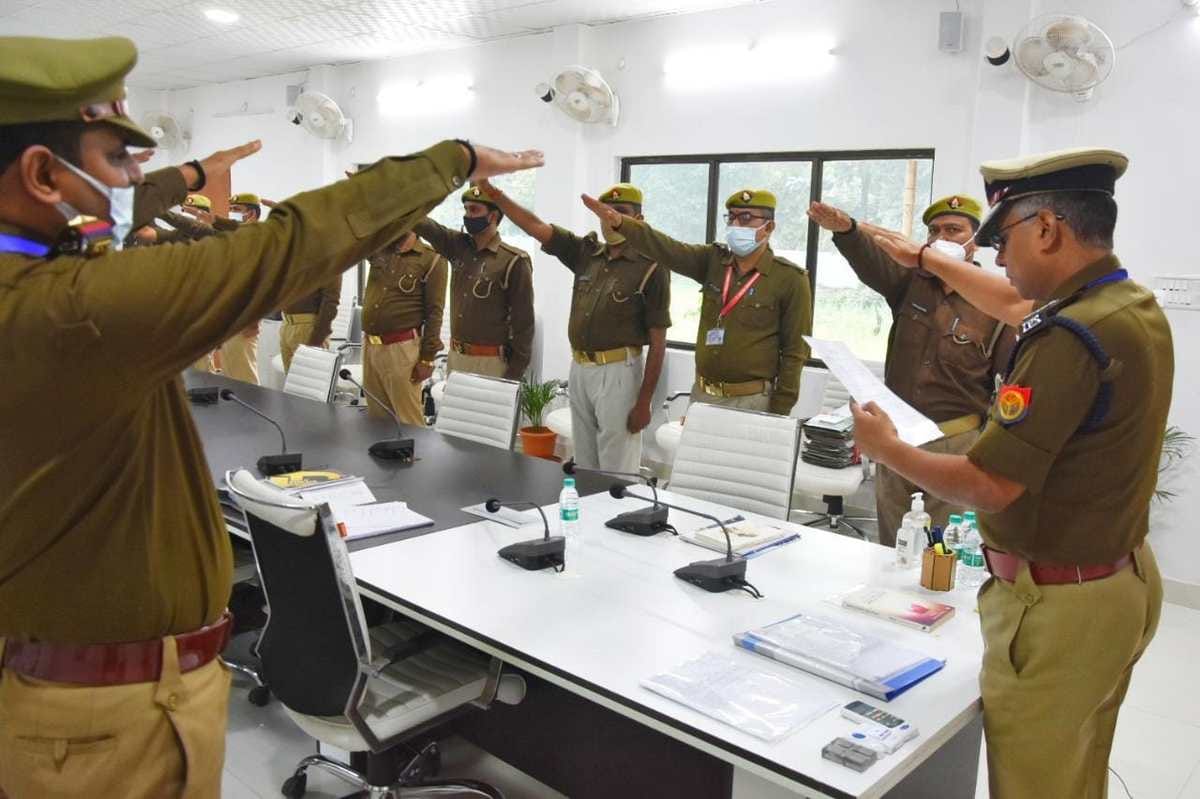 Varanasi Police Commissioner A Satish Ganesh administered oath of human rights to policemen 