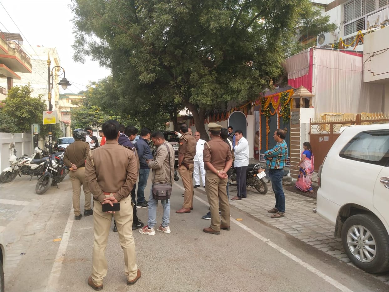 Police alert regarding VVIp tour tour of varanasi but looted in broad daylight miscreants looted RS one lakh from school employee