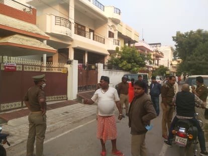 Police alert regarding VVIp tour tour of varanasi but looted in broad daylight miscreants looted RS one lakh from school employee