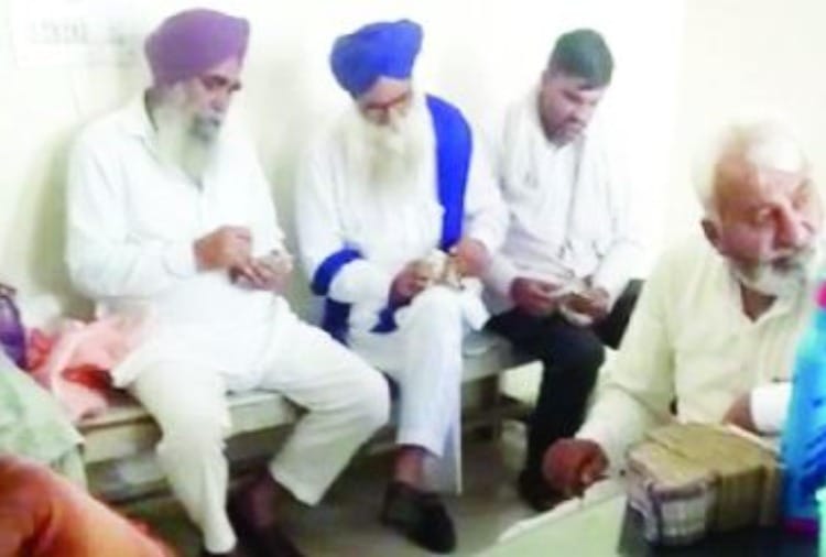 video viral: bundle of notes kept in front of female ASI in Tohana police station