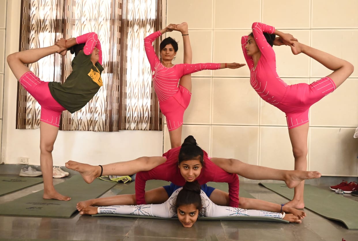 Yoga: DN boys and FC college girls became winners