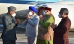 जौलीग्रांट एयरपोर्ट पहुंचने पर राष्ट्रपति राम नाथ कोविंद का स्वागत करते राज्यपाल ले.जनरल गुरमी?