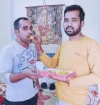 सहायक वैज्ञानिक के पद पर चयनित कुरसठ के निवासी लवकुश वर्मा को मिठाई खिलाते उनके मित्र सुधीर। संव?