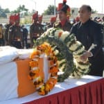 श्रद्धांजलि देते मुख्यमंत्री जयराम ठाकुर।