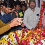 शहीद को श्रद्धांजलि देते लोग