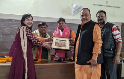 Kashi Vishwanath Dham Inauguration Shri Agrasen Kanya Inter College Girl students  took out Shiva tableau and Kalash Yatra