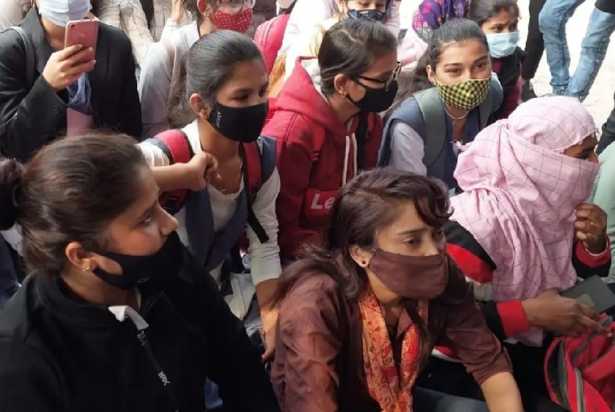 Chhatarpur: Students agitation to extend exam date or conduct online exam, memorandum submitted to Vice Chancellor