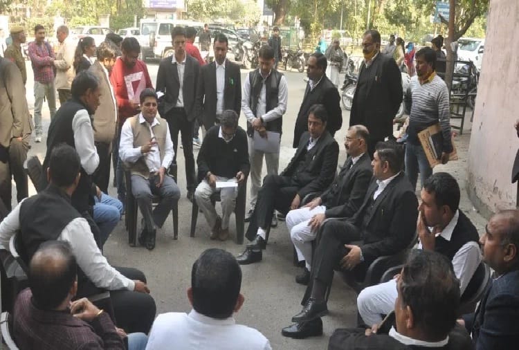 Fight between policemen and lawyer in police station, work suspended in court