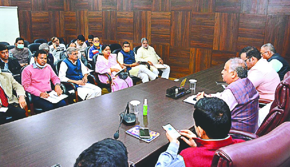 PM Modi visit to varanasi UP Minister Ashutosh Tandon took stock of preparations said all roads should be pothole free within two days