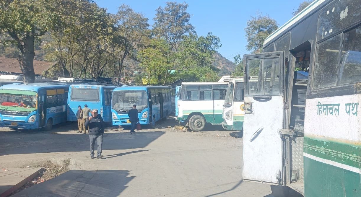 Buses parked without repair, strike continues