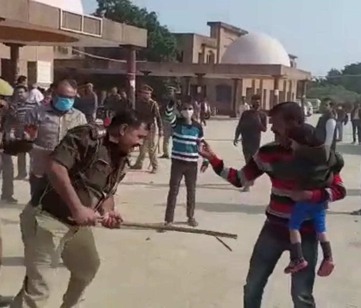 Kotwal suspended for beating a young man who has adopted a girl in the district hospital