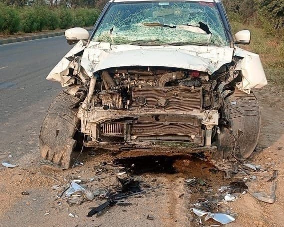 Car collided from behind in a dumper parked on Kanpur-Jhansi highway, police officer and wife injured