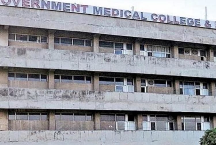 Resident doctors of GMCH-32 who were on strike started work in emergency unit 