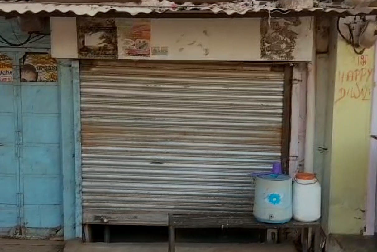 Shivpuri: Three ATMs were targeted, two ATMs were cut with a gas cutter and crooks flew away with 42 lakh rupees, did black spray on cameras