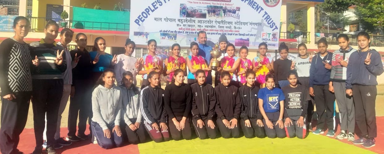 The runners who arrived after winning the trophy in the cross country were welcomed on the red carpet
