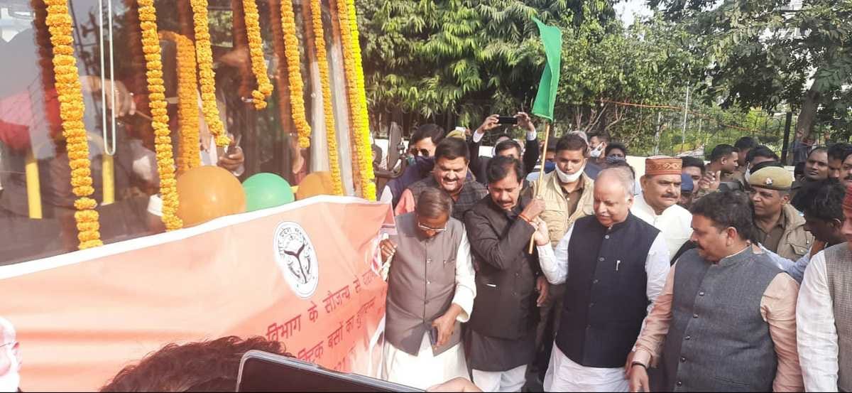 Electric buses started running on roads Minister in charge flagged off Varanasi