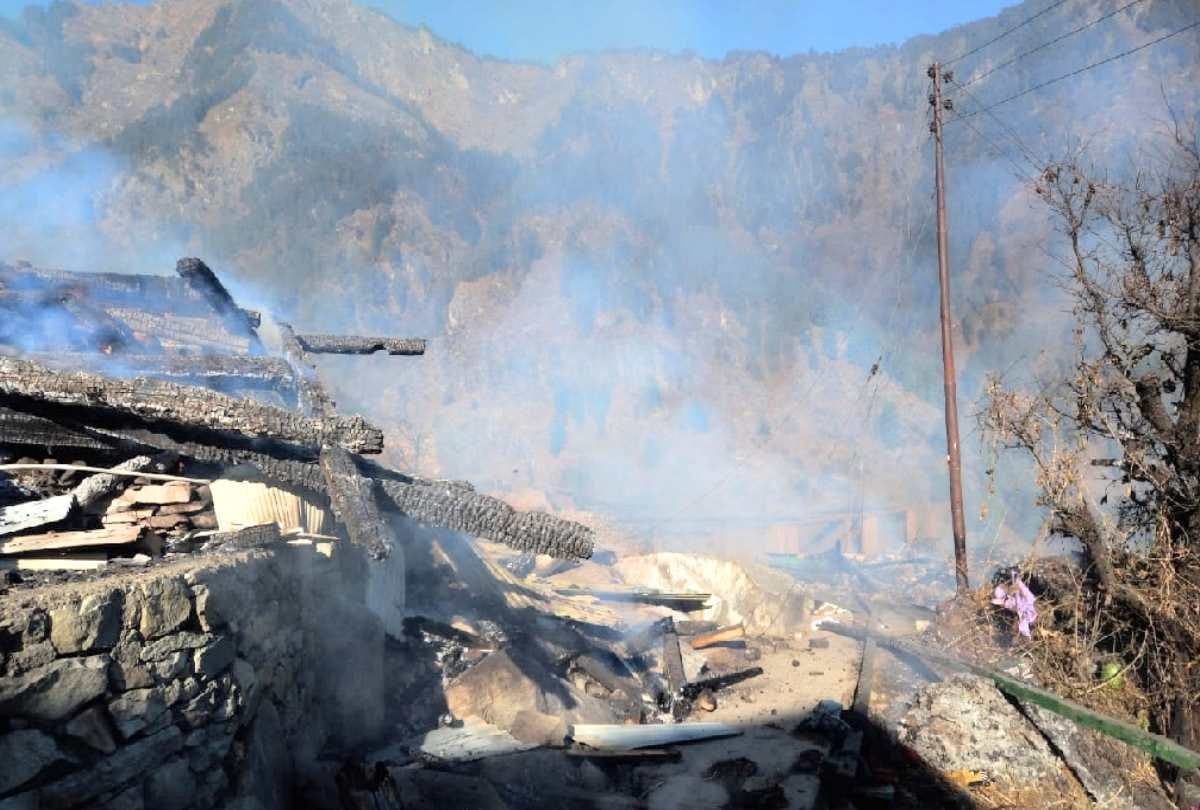 Majhan Fire incident Himachal: People of village kept crying after seeing houses burning in front of their eyes, see the devastation in pictures