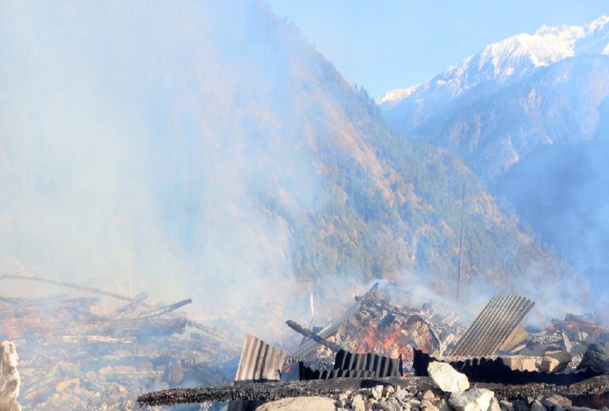 Majhan Fire incident Himachal: People of village kept crying after seeing houses burning in front of their eyes, see the devastation in pictures