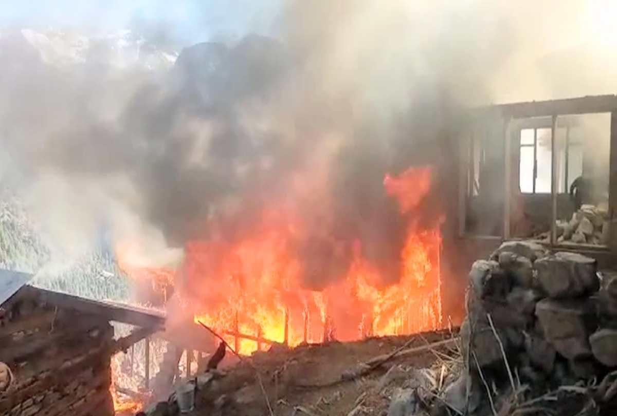Majhan Fire incident Himachal: People of village kept crying after seeing houses burning in front of their eyes, see the devastation in pictures