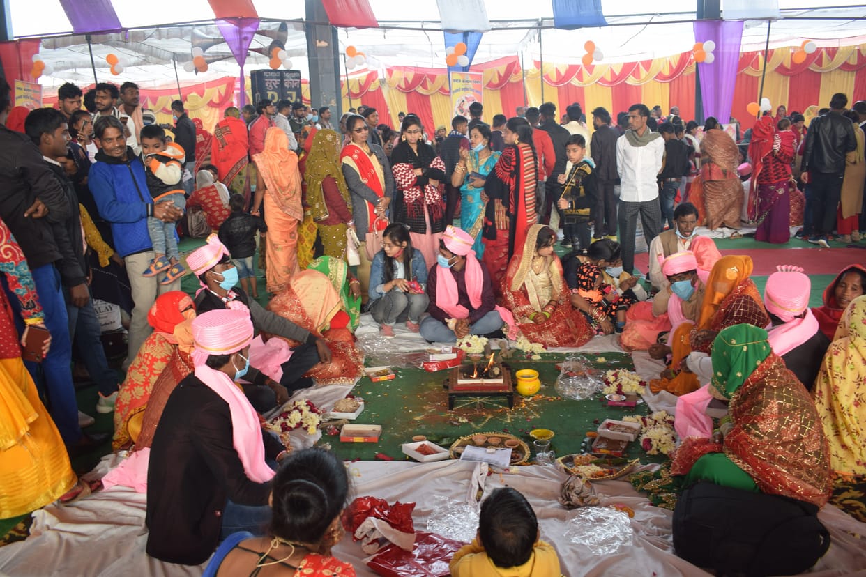371 couples held each other's hand, officials and public representatives bid farewell