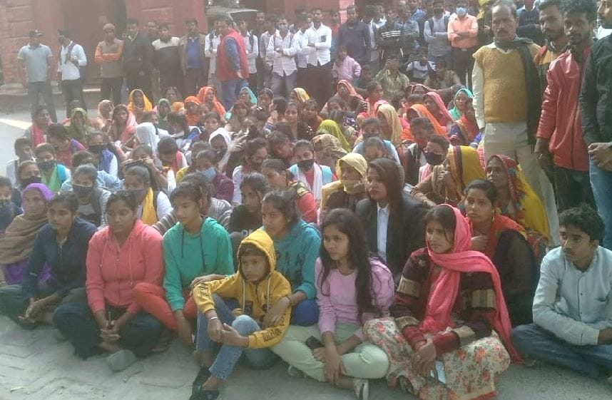 Woman murdered in Jaunpur daroga abused girl students who came to seek justice half naked dead body were found in bushes