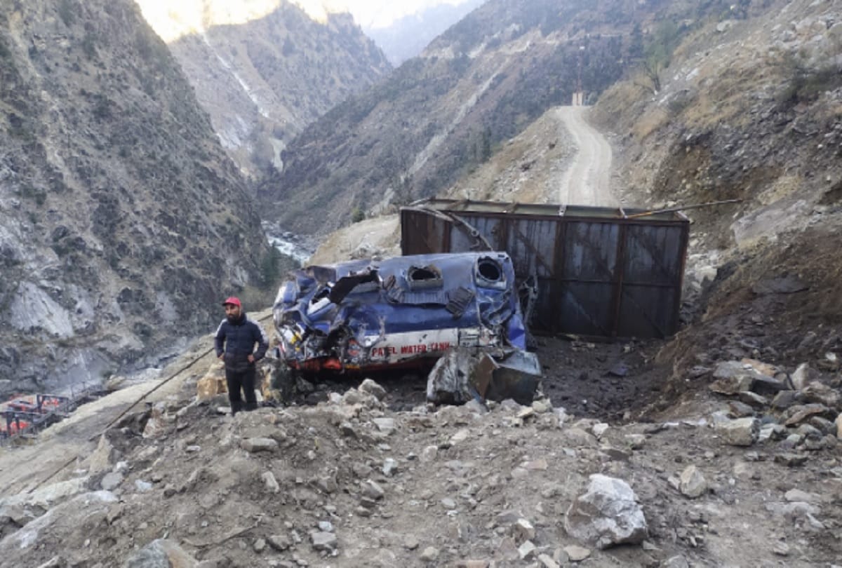 Water tanker fell into a ditch in Kishtwar, three people died on the spot