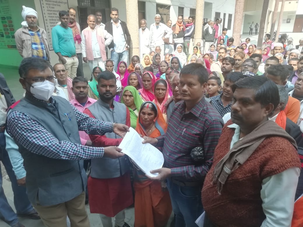 The underpass was made, so the villagers handed over the memorandum after reaching the tehsil after walking three km.