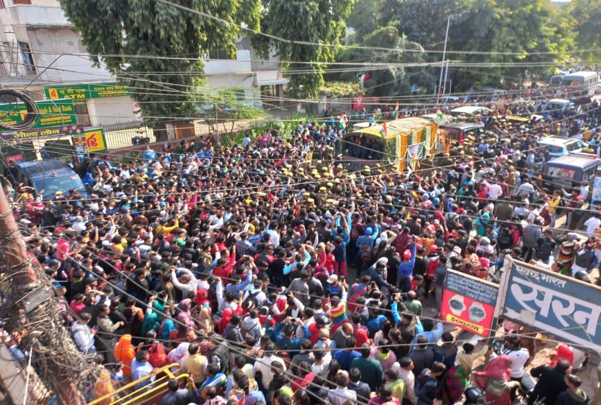 son of Martyr Prithvi Singh Chauhan wear his father IAF cap during last rites in Agra