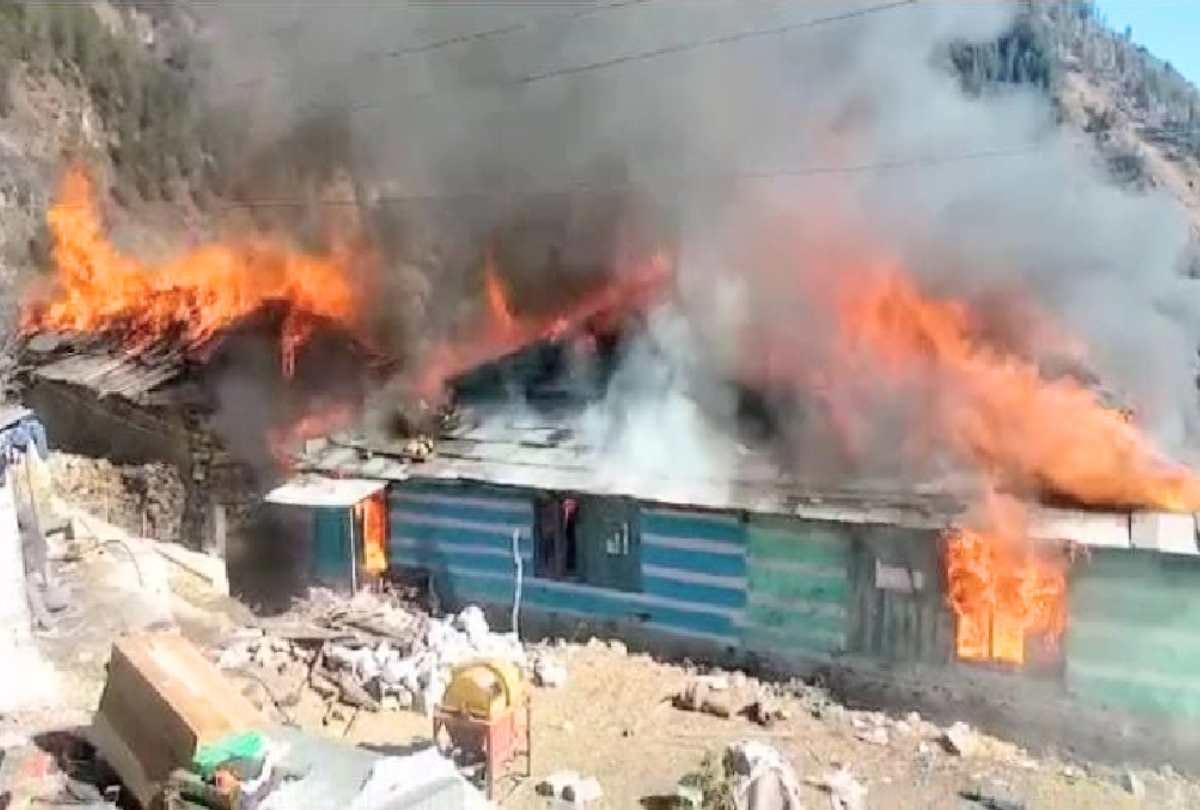 Majhan Fire incident Himachal: People of village kept crying after seeing houses burning in front of their eyes, see the devastation in pictures