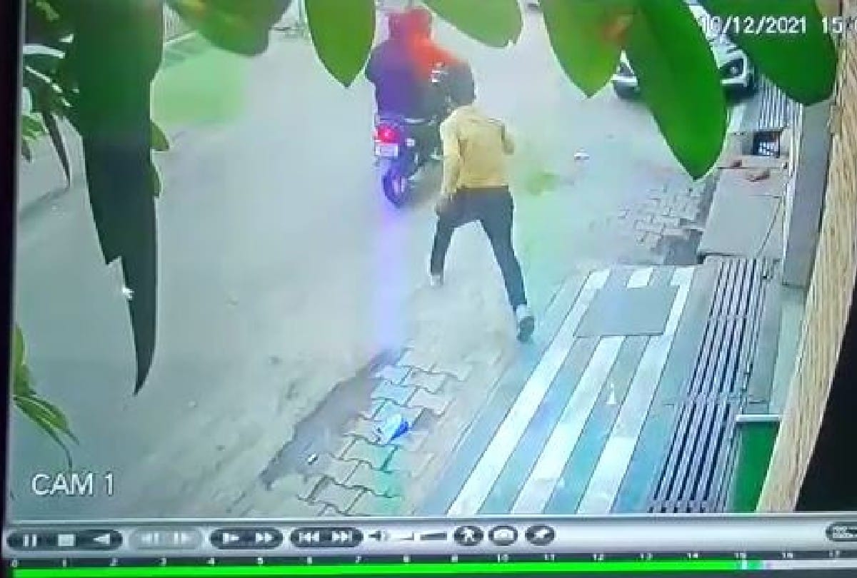 miscreant entered the house and tried to rob the gold chain from the woman in agra