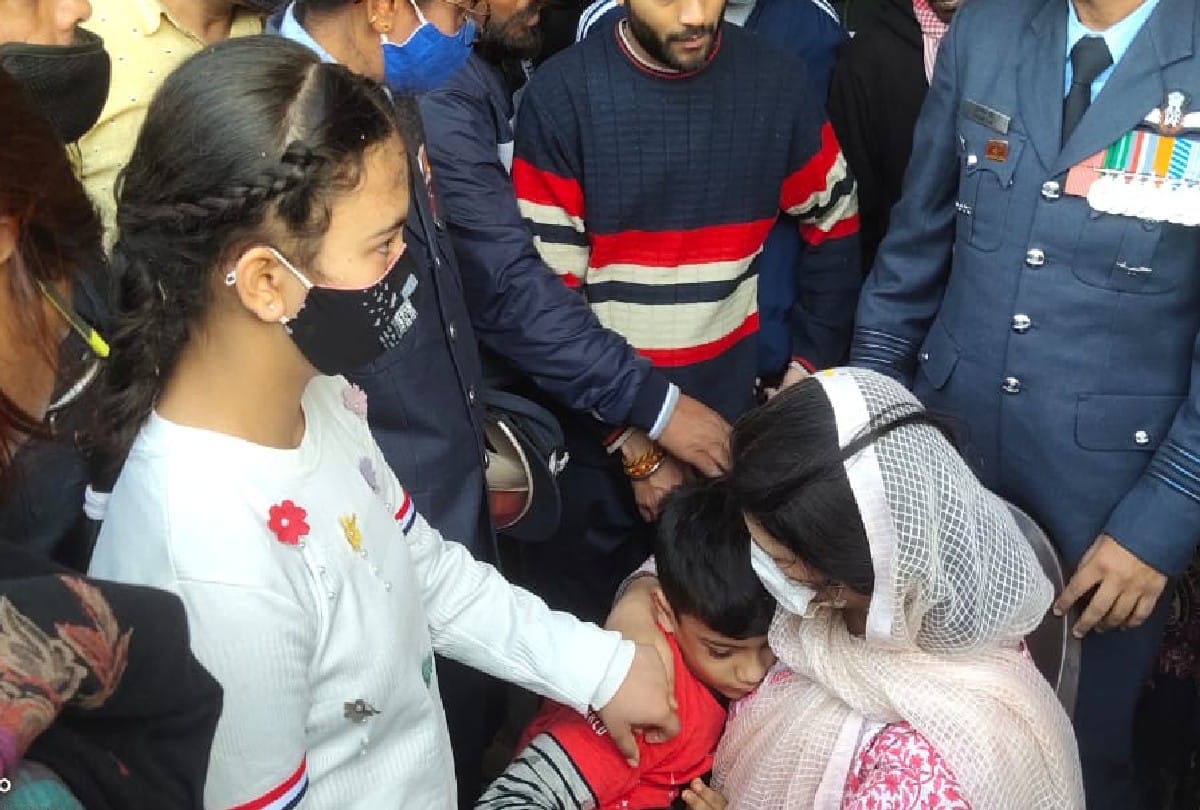 son of Martyr Prithvi Singh Chauhan wear his father IAF cap during last rites in Agra