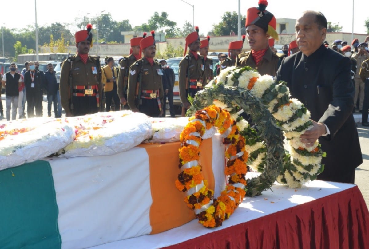 CM Jairam Thakur  receives mortal remains of Lance Naik Vivek Kumar at Gaggal Airport