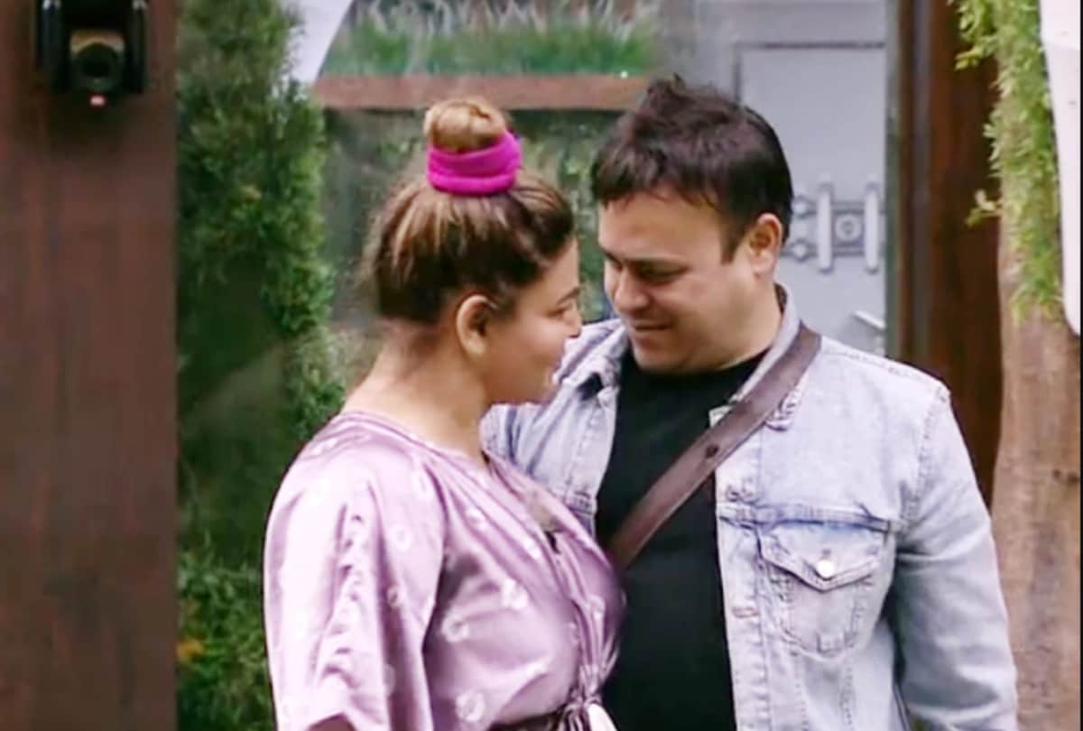 Rakhi Sawant is upset with husband Ritesh Kumar's blushing habit
