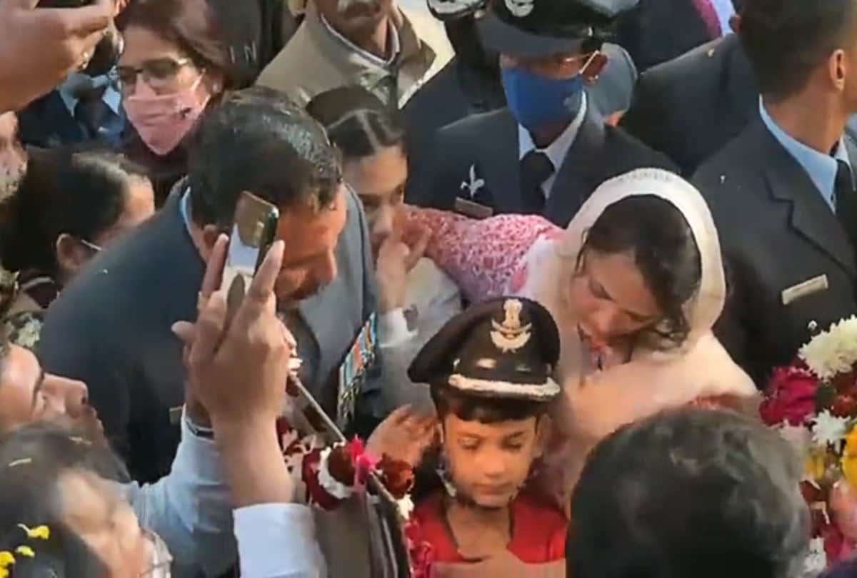 son of Martyr Prithvi Singh Chauhan wear his father IAF cap during last rites in Agra