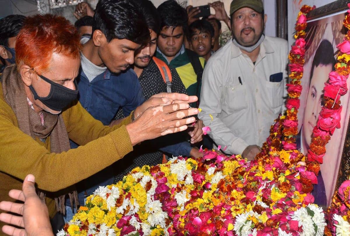 Relatives got emotional after remembering the martyr Wing Commander Prithvi Singh Chauhan in Agra