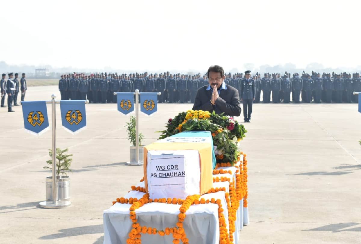 son of Martyr Prithvi Singh Chauhan wear his father IAF cap during last rites in Agra