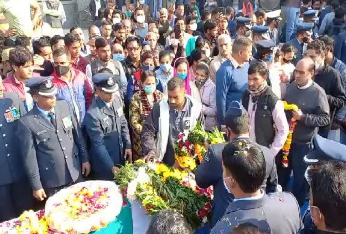 son of Martyr Prithvi Singh Chauhan wear his father IAF cap during last rites in Agra