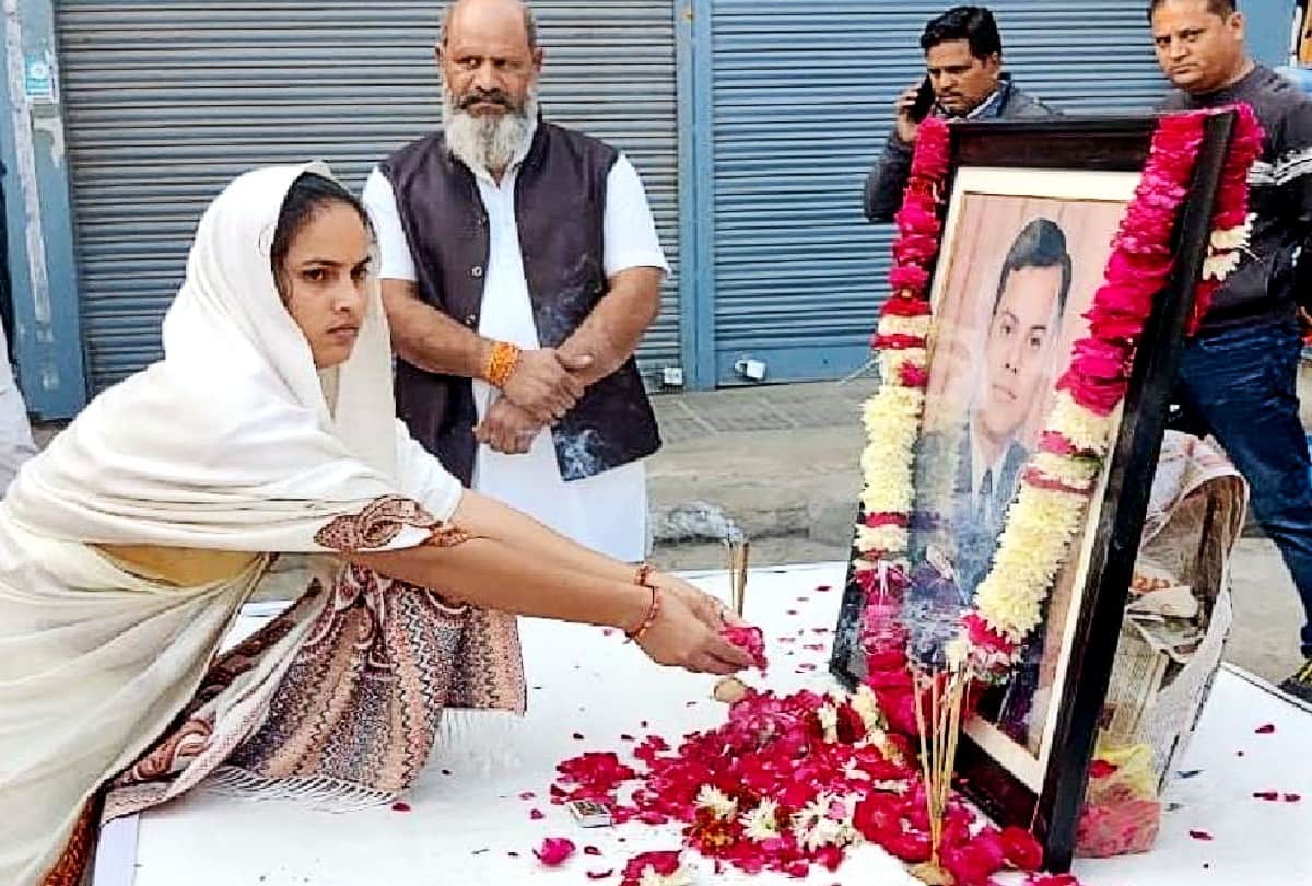 veer naris of three martyrs pay tribute to martyr Wing Commander Prithavi Singh Chauhan in Agra