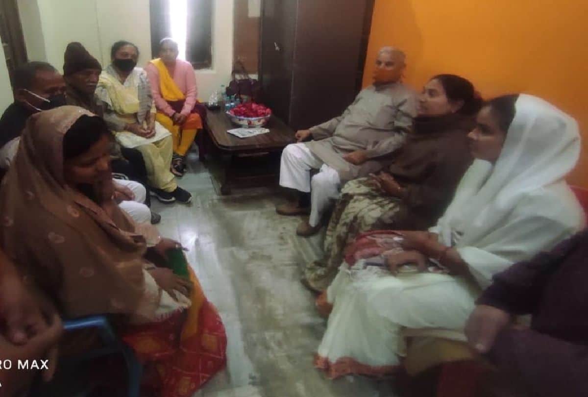 veer naris of three martyrs pay tribute to martyr Wing Commander Prithavi Singh Chauhan in Agra