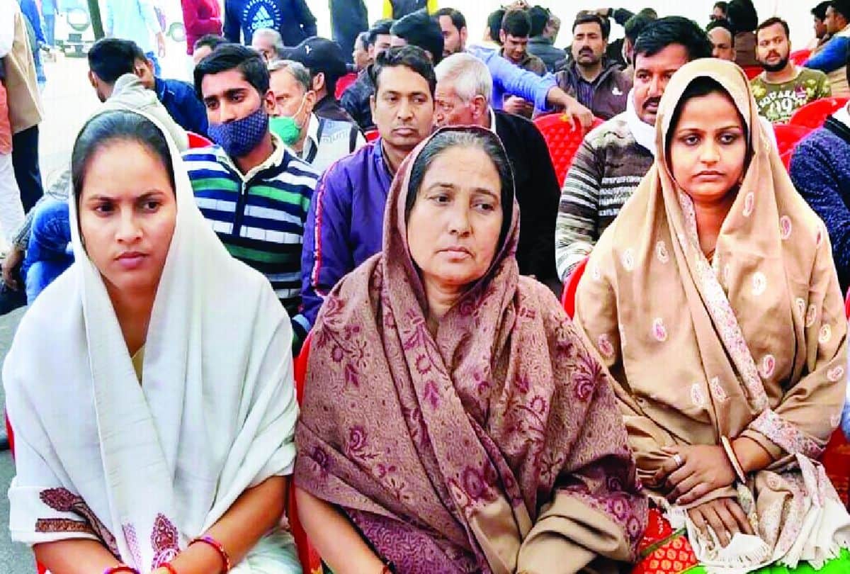 veer naris of three martyrs pay tribute to martyr Wing Commander Prithavi Singh Chauhan in Agra