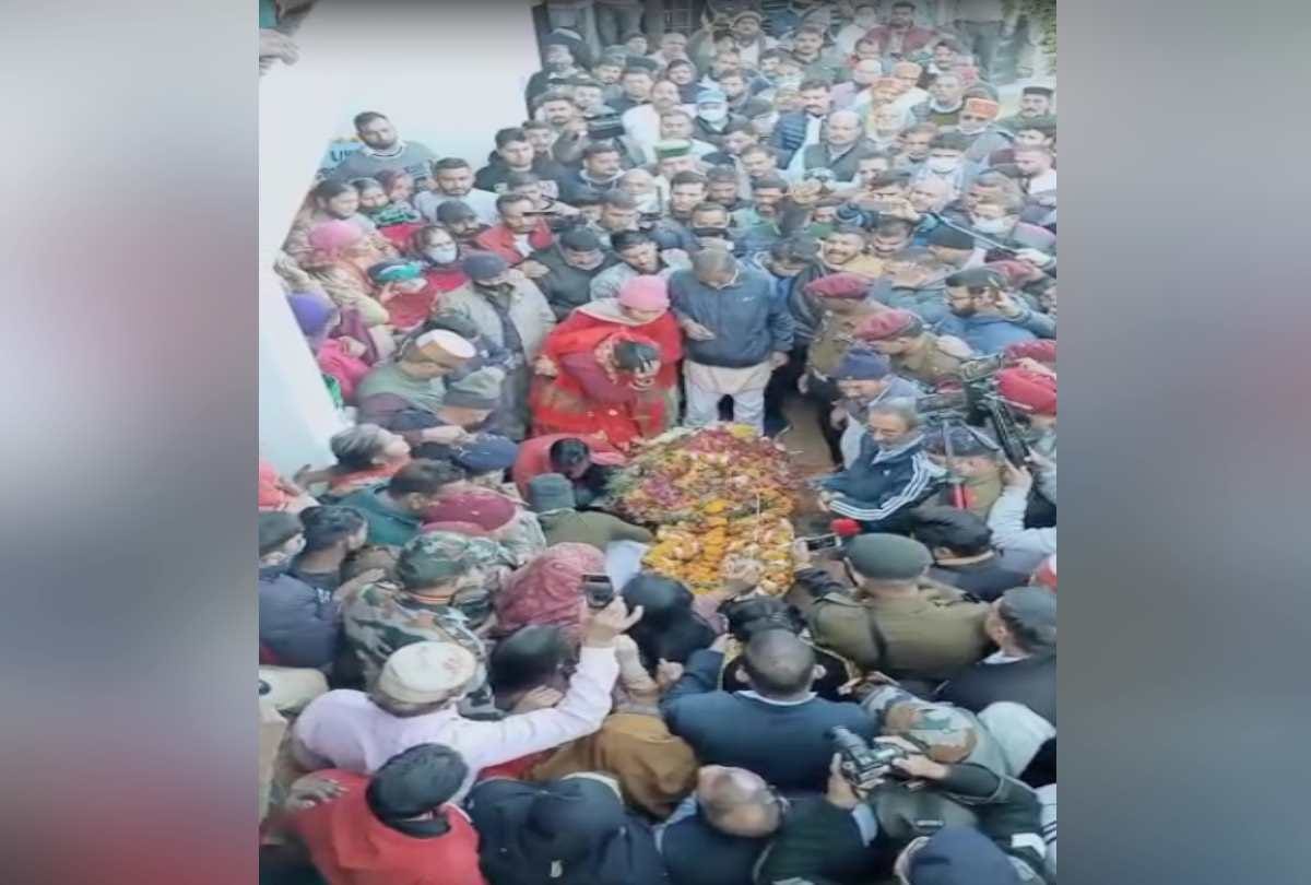 Coonoor Helicopter crash: Wife attended cds Bipin Rawat pso Vivek's last journey wearing Suhagin's outfit, shouted slogans of 'Mera Fauji Amar Rahe