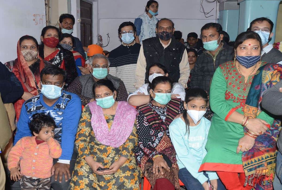 Relatives got emotional after remembering the martyr Wing Commander Prithvi Singh Chauhan in Agra