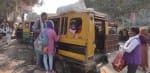 बिंदकी के आंबेडकर चौराहे के समीप सवारियां भरते विक्रम चालक। संवाद