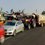 दिल्ली सीमा से लौटते किसान।
