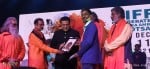 चित्रकार विवेक शील को सम्मानित करते अभिनेता गोविंदा।