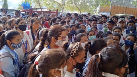 Along with the daughter of the deceased, the girl students demonstrated at the DM office and SP residence