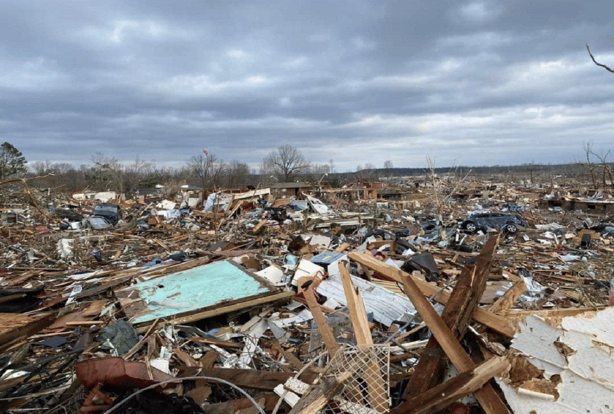 One of the largest tornadoes hits Kentucky, USA caused severe destruction and Many death 